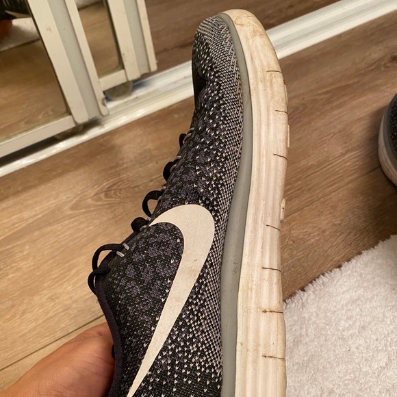 Nike shoes - Picture 3 of 5